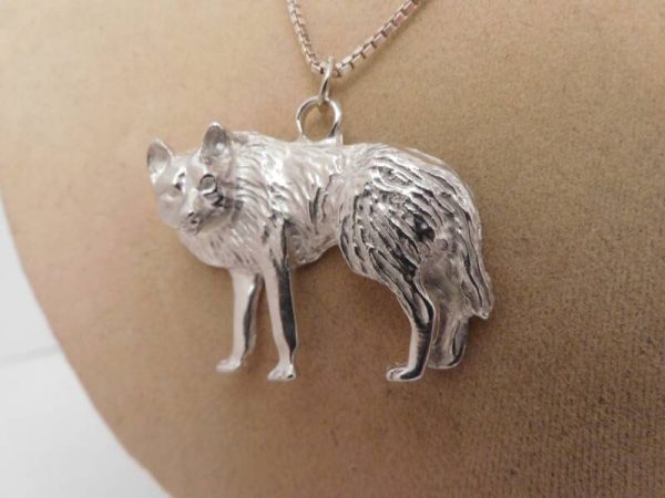 Grote zilveren wolf hanger van de Veluwe - Afbeelding 2