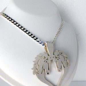 Prachtige zilveren hanger van 2 paardenhoofden - in een hartvorm  - grote maat - met  gourmet collier