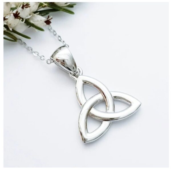Keltische Triquetra - hanger van zilver in 2 maten  + collier 45 cm
