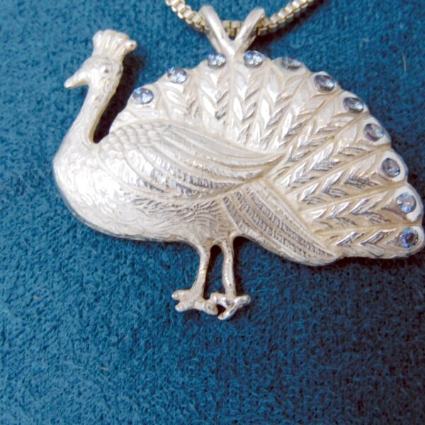 Hetty'S -Grote Pauwhanger met Peacock Moissaniet – Zilver Collier 50 cm - Uniek Sieraad