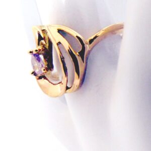 Schitterende rosé-gouden ring met unieke roze/lila diamant