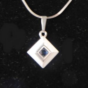 Uniek collier - wit goudkleurig - met hanger - en blauwe Saffier