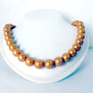 Shell based - Gouden parelsnoer - lang 42 cm - 12 mm breed - goldplated zilver slot -