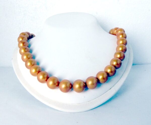 Shell based - Gouden parelsnoer - lang 42 cm - 12 mm breed - goldplated zilver slot -