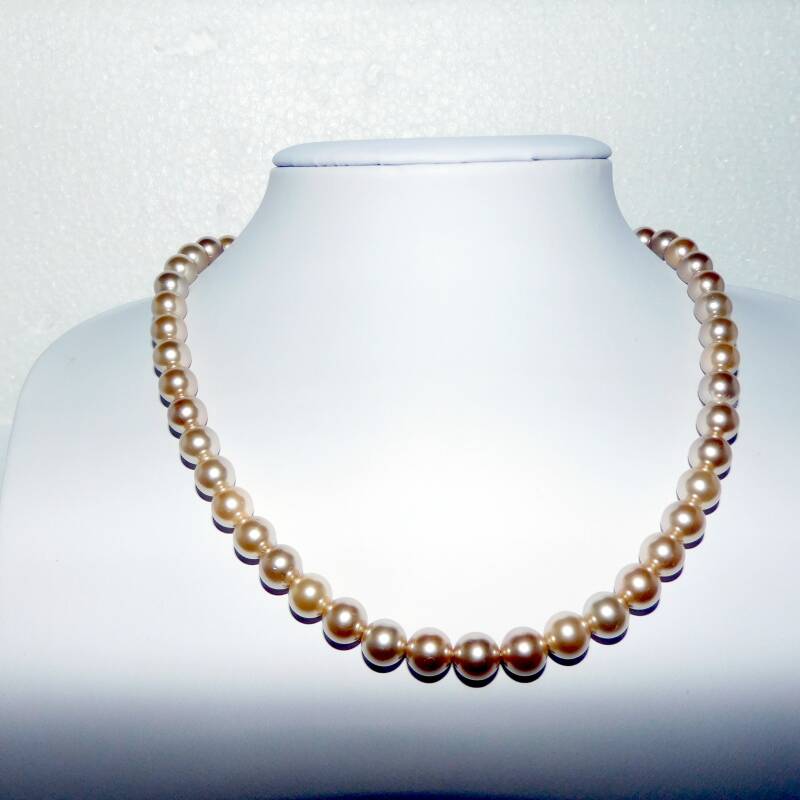 Shell based - Licht Goudkleurig parelcollier - lang 42 cm - 8 mm breed - zilver bolslot - Afbeelding 3